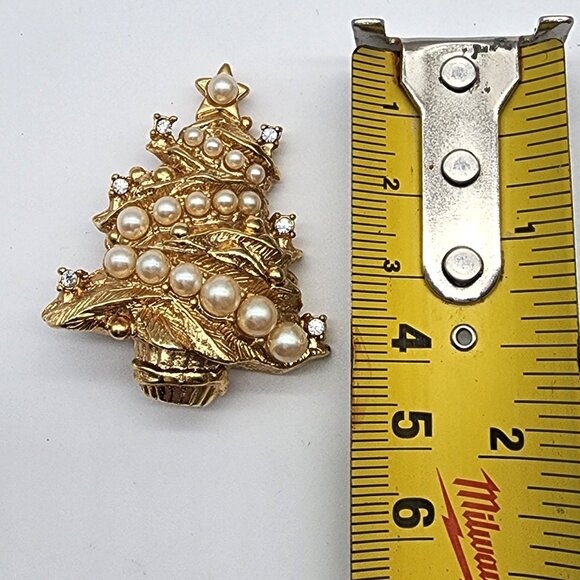 VINTAGE GOLD PLATED FAUX PEARL GARLAND CHRISTMAS TREE BROOCH SIGNED RICHELIEU - Picture 8 of 8